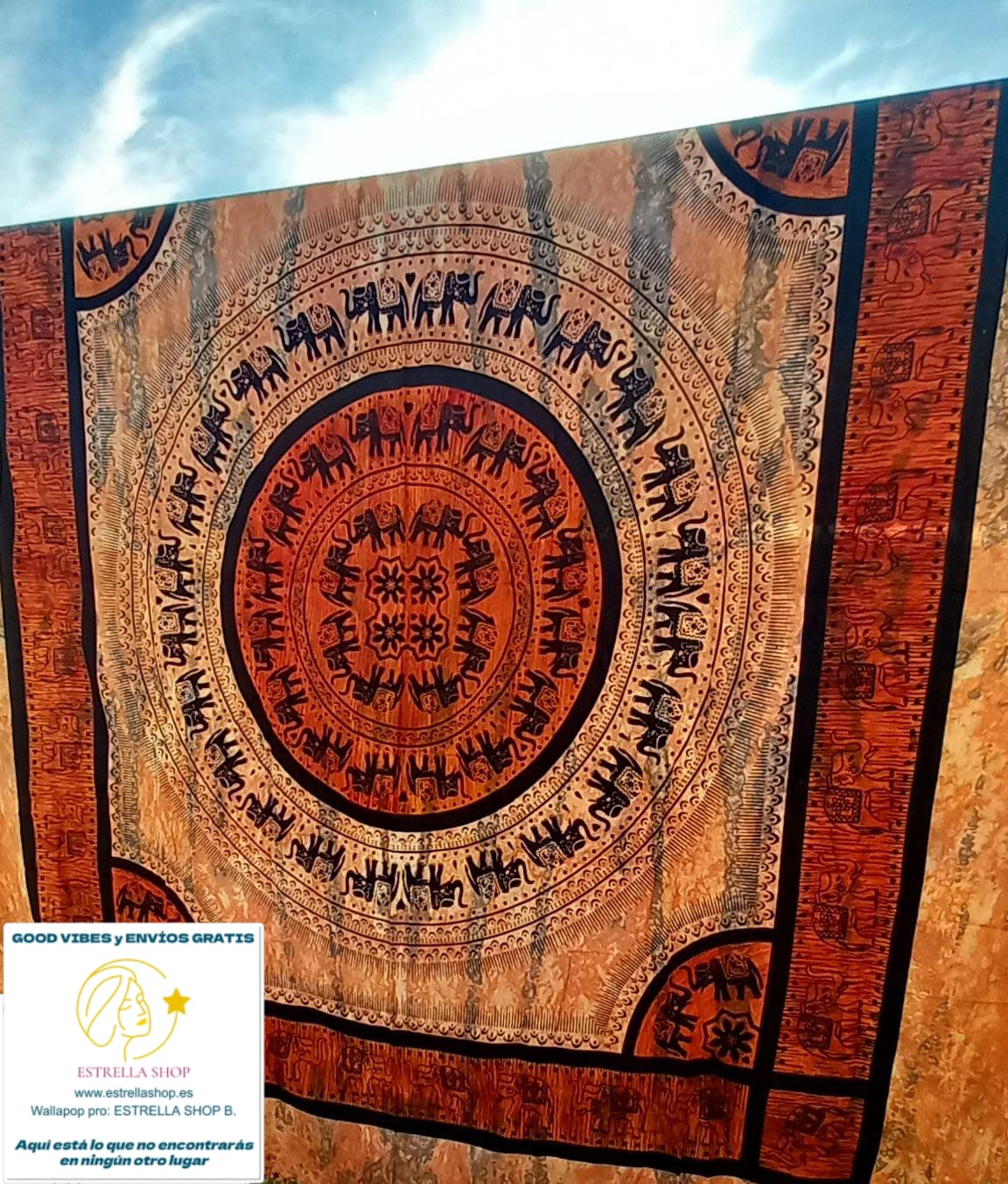 La colcha multifunción o cubre con mandala y elefantes 210x240 cm es una pieza única, original y llena de encanto artesanal, ideal para aportar calidez y personalidad a cualquier espacio. Elaborado artesanalmente en algodón 100% y elaborado artesanalmente con la técnica block print, destaca por sus tonos tierra en tye dye con elefantes y mandala en la parte central, símbolo de buena suerte y protección en la cultura india. Su gran tamaño lo hace perfecto para utilizar como cubresofá, colcha decorativa o inc