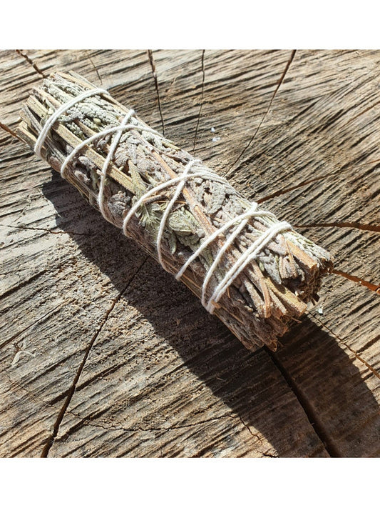 Características:
Talla: ÚNICA
Material: Salvia blanca y rama de canela
Técnica: Atado artesanal
Uso: Sahumar, limpieza energética y armonización espiritual


